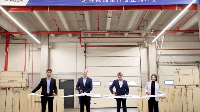 Στην τελετή παρευρέθηκε ο Cook Xue, Διευθύνων Σύμβουλος της Farizon Auto International, μαζί με τον Henning Bosch, COO του Ομίλου Duvenbeck, τον Nick Li, Γενικό Διευθυντή της AmassLeanway και την Shirley Shen, Γενική Διευθύντρια του Ομίλου Huan Yang