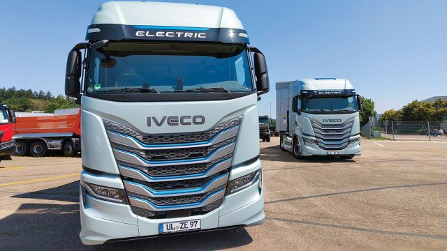 Ο τράκτορας Iveco S-eWay εξοπλίζεται με ηλεκτρικό άξονα ο οποίος διαθέτει δύο ενσωματωμένους ηλεκτρικούς κινητήρες. Η συνεχής ισχύς του ηλεκτρικού άξονα είναι 480 kW (645 ίπποι) και συνεργάζεται με κιβώτιο μονής ταχύτητας. Διαθέτει εννιά μπαταρίες 738 kWh (82 kWh η κάθε μια), οι οποίες ζυγίζουν περίπου τέσσερις τόνους.