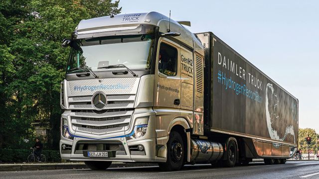 Το Mercedes-Benz GenH2 Truck στους δρόμους του Βερολίνου έχοντας καλύψει μια απόσταση 1.047 χιλιομέτρων.