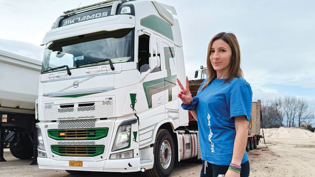 Η Κατερίνα Φαρμάκη από τα Τρίκαλα  είναι η πρώτη γυναίκα οδηγός σε  φορτηγά ειδικών μεταφορών στη  χώρα μας. 'Εχει πάθος και αγάπη  για το επαγγελματικό τιμόνι και της ευχόμαστε να είναι πάντα καλοτάξιδη.