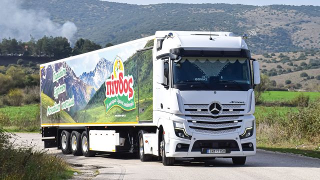 Η οικονομία στα καύσιμα είναι ένα από τα πλεονεκτήματα του Actros. Ο 13λιτρος κινητήρας ΟΜ 471 αποδίδει 530 ίππους και μέγιστη ροπή 2.600 Nm. Συνεργάζεται με το αυτοματοποιημένο κιβώτιο 12 σχέσεων PowerShift 3. 