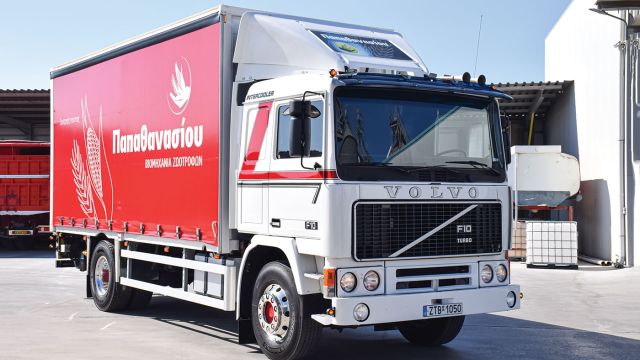Το διαξονικό Volvo F 10 της εταιρείας Παπαθανασίου στα Μέγαρα. 