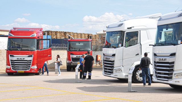 Τράκτορες και μονά φορτηγά στη διάθεση των επισκεπτών για ένα σύντομο test drive