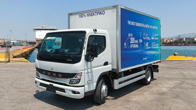 Εάν η μπαταρία υψηλής τάσης βυθιστεί σε νερό, δεν παρέχει ρεύμα. Όλα τα ηλεκτρικά εξαρτήματα είναι στεγανοποιημένα και ασφαλή για τον οδηγό ή άλλα άτομα. Η φόρτιση των μπαταριών γίνεται και με κοινούς φορτιστές AC ισχύος 11 ή 22kW, αλλά και με ταχυφορτιστές DC ισχύος 104kW. 