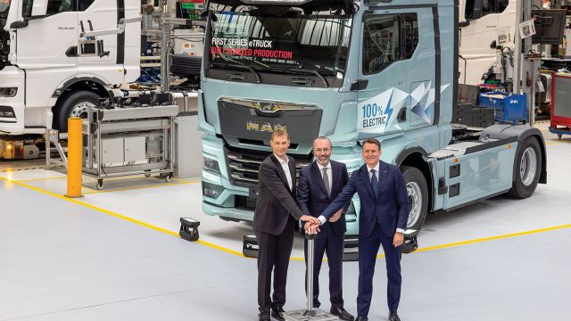 Το «κουμπί» εκκίνησης της νέας γραμμής παραγωγής πατούν συμβολικά (από αριστερά) ο υπεύθυνος παραγωγής της ΜΑΝ, Michael Kobriger, o Manfred Weber μέλος του Ευρωκοινοβουλίου, και ο CEO της ΜΑΝ Τruck & Bus, Alexander Vlaskamp