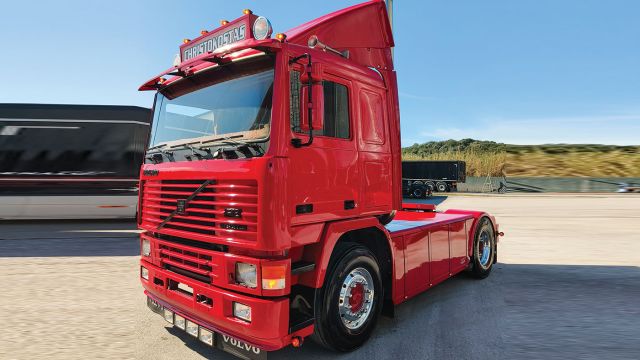 Το μοντέλο F 12 της Volvo Trucks πούλησε χιλιάδες μονάδες σε όλο τον κόσμο. Ένα από τα πιο προσεγμένα 12άρια που κυκλοφορούν στους ελληνικούς και ευρωπαϊκούς δρόμους.