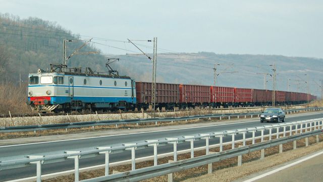 Το μεταφορικό έργο των σιδηροδρόμων παρέμεινε χαμηλό χωρίς να επωφεληθεί από τη γενικότερη αύξηση των χερσαίων μεταφορών.