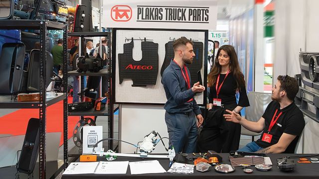 Το περίπτερο της εταιρείας Plakas Truck Parts, προσφέροντας μια μεγάλη ποικιλία προϊόντων στους πελάτες της.