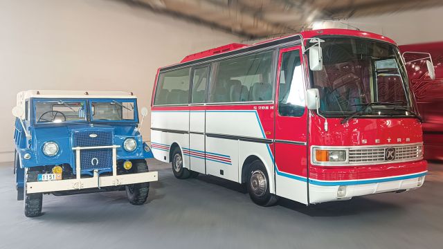 Το Setra S 208 H για μεταφορές τουριστών δίπλα από το Ford F 15 μοντέλο του 1943! 