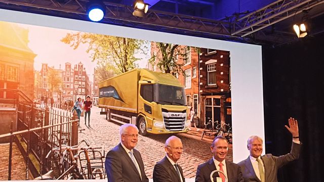 Ο πρόεδρος της Επιτροπής Gianenrico Griffini με στελέχη της DAF και τον Harald Seidel, πρόεδρο της DAF Trucks με το βραβείο ανά χείρας