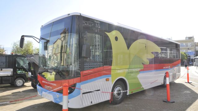 Το Isuzu Citibus των 9,5 μέτρων έχει τη δυνατότητα μεταφοράς 63 ατόμων και διαθέτει τρεις πόρτες εισόδου-εξόδου επιβατών.