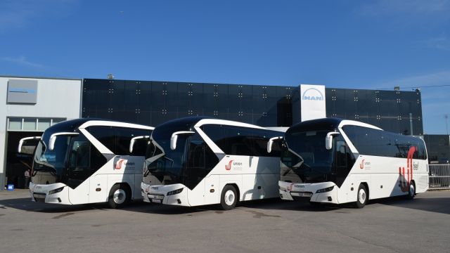O Όμιλος Παπαδάκη είχε παραδώσει πέρυσι είκοσι Neoplan Tourliner και δώδεκα Mercedes-Benz Sprinter στην τουριστική επιχείρηση «Union Coach Services» από την Κρήτη.