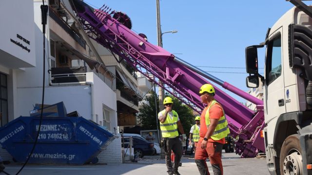 Γερανοφόρο έπεσε πάνω σε διώροφη οικία στο Περιστέρι