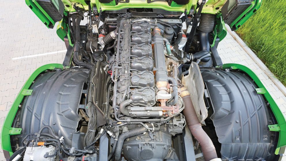 Ο 13λιτρος κινητήρας του Scania αποδίδει 2.000 Nm. Η μονάδα του EGR δεν χρησιμεύει για να μειώνει τα NOx, αλλά για να ελέγχει την καύση