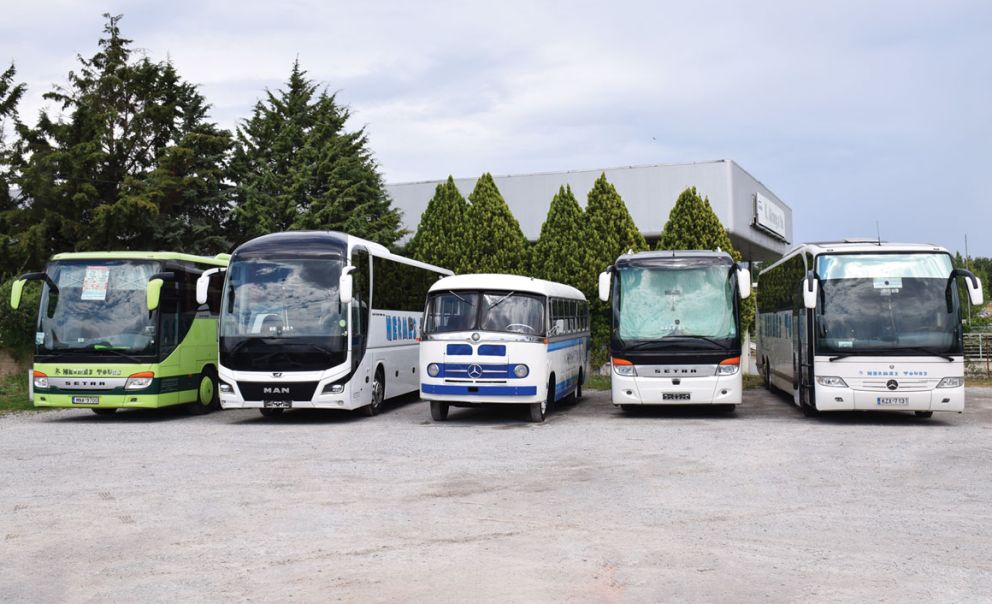 Ο κεντρικός χώρος στάθμευσης και συντήρησης των λεωφορείων βρίσκεται στην Κοζάνη. Στη μέση διακρίνεται το ιστορικό Mercedes-Benz LP 321 του’62, το οποίο η οικογένεια Φωτόπουλου αγόρασε και ανακατασκεύασε το 2017, δείχνοντας έτσι την αγάπη και φροντίδα της για τα λεωφορεία (διάβαζε Τ&Τ 391 Νοεμβρίου 2020).