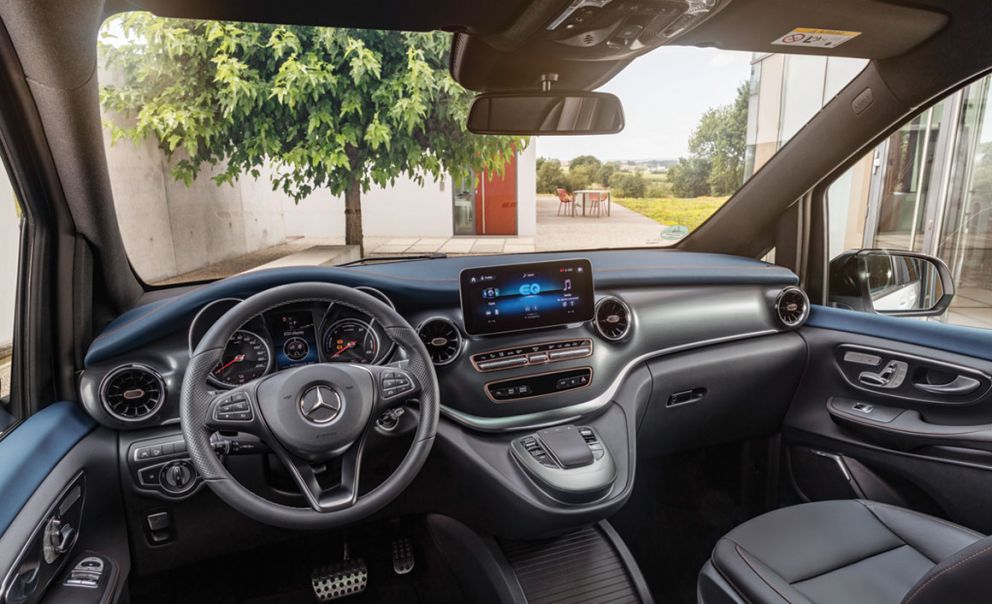 Οικεία η ατμόσφαιρα στο εσωτερικό του Mercedes-Benz EQV, την εικόνα του οποίου αναβαθμίζουν οι μπλε δερμάτινες επενδύσεις και οι λεπτομέρειες σε απόχρωση ροζ χρυσού.
