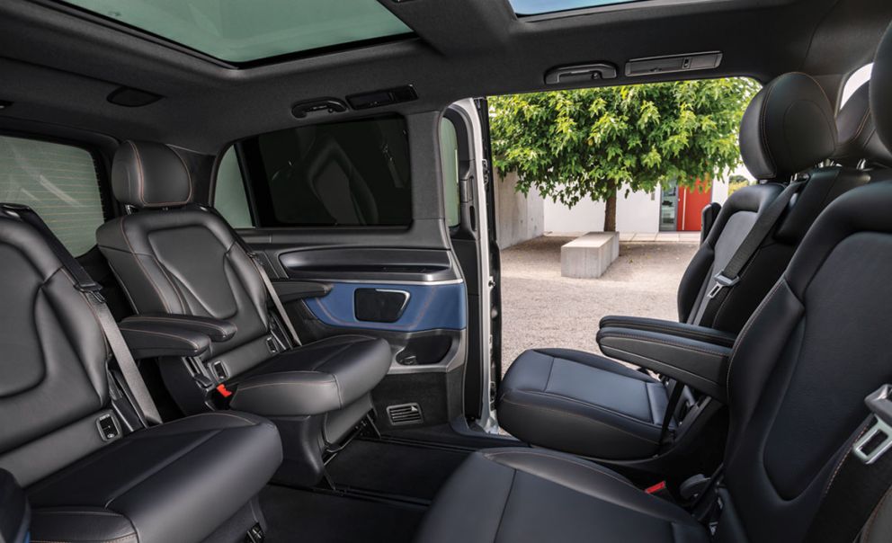 Στο MercedesBenz EQV μπορούν να τοποθετηθούν έξι ξεχωριστά καθίσματα πολλαπλών ρυθμίσεων, για VIP μετακινήσεις. Εναλλακτικά μπορούν να επιλεγούν ενιαίοι πάγκοι, ώστε το μεγάλο MPV να μετατραπεί σε 7θέσιο ή 8θέσιο όχημα.