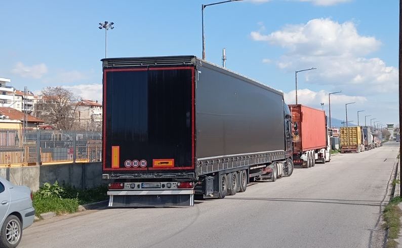 Κλήσεις πήρε όλη η "ντάνα" των φορτηγών