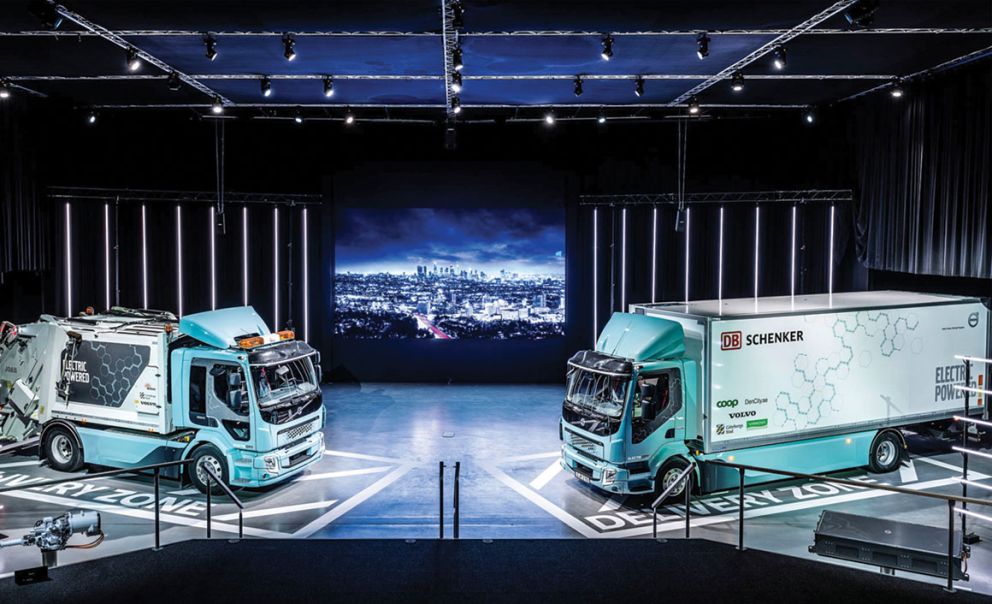 Tα πρώτα ηλεκτρικά φορτηγά της παρέδωσε πρόσφατα η Volvo Trucks σε επιλεγμένους πελάτες, ένα απορριμματοφόρο Volvo FL Electric στην εταιρεία απορριμμάτων και ανακύκλωσης Renova, αλλά και ένα φορτηγό διανομών στην εταιρεία logistics, DB Schenker και στη συνεργαζόμενη μεταφορική εταιρεία, TGM. 