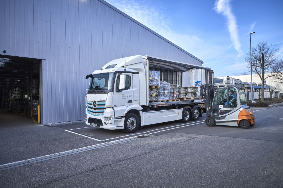 Η εταιρεία logistics «Logistik Schmitt», η οποία εδρεύει στην κοιλάδα Murg της Ν. Γερμανίας, δοκιμάζει στην πράξη ένα τριαξονικό ηλεκτροκίνητο Mercedes-Benz eActros 25 τόνων.