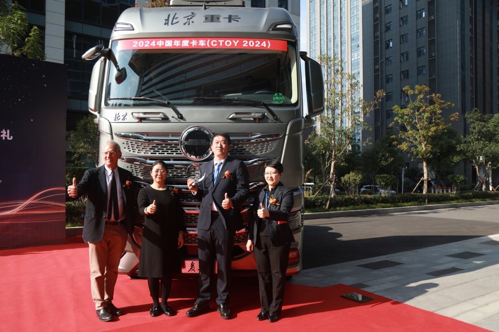 (από αριστερά) Ο πρόεδρος του "Φορτηγού της Χρονιάς" Gianenrico Griffini, και δίπλα του η ιδρυτής της αντίστοιχης επιτροπής κρίσης (CTOY) για την Κίνα, Υu Jing, του περιοδικού Commercial Vehicle