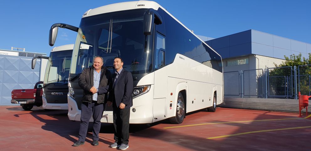 Στιγμιότυπο από την παράδοση του λεωφορείου: Αριστερά ο πρόεδρος του ΚΤΕΛ κ. Χαχλιούτης με τον κ. Πλακάκη.