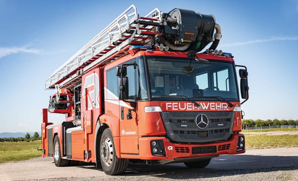 Το πυροσβεστικό Rosenbauer B34 2.0, πάνω στο 2αξονικό σασί ενός Mercedes-Benz Econic 1830L, που εξοπλίζεται με κινητήρα 299 ίππων. Το μήκος του οχήματος ανέρχεται σε 9,15 μ., το πλάτος σε 2,55 μ. και το ύψος σε 3,20 μ.