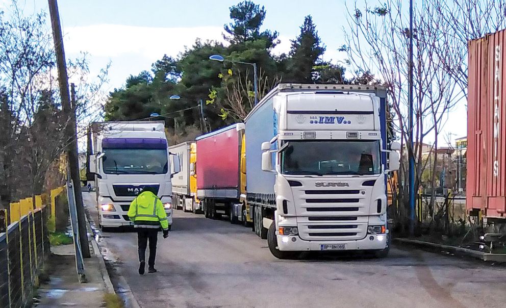 Οδηγός βοηθάει συνάδελφό του για να παρκάρει το φορτηγό του. Δυστυχώς ο χώρος στάθμευσης είναι περιορισμένος.