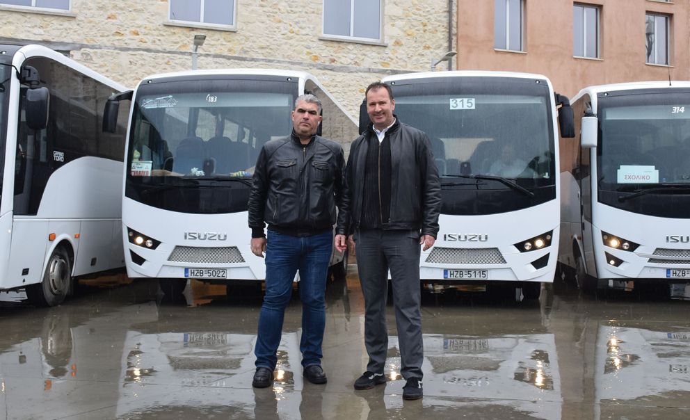Από αριστερά ο Αντώνης Σαριδάκης υπεύθυνος στόλου του ΚΤΕΛ Ηρακλείου – Λασιθίου με τον Γιώργο Μαντζούκη μηχανικό πωλήσεων λεωφορείων της Πέτρος Πετρόπουλος ΑΕΒΕ.