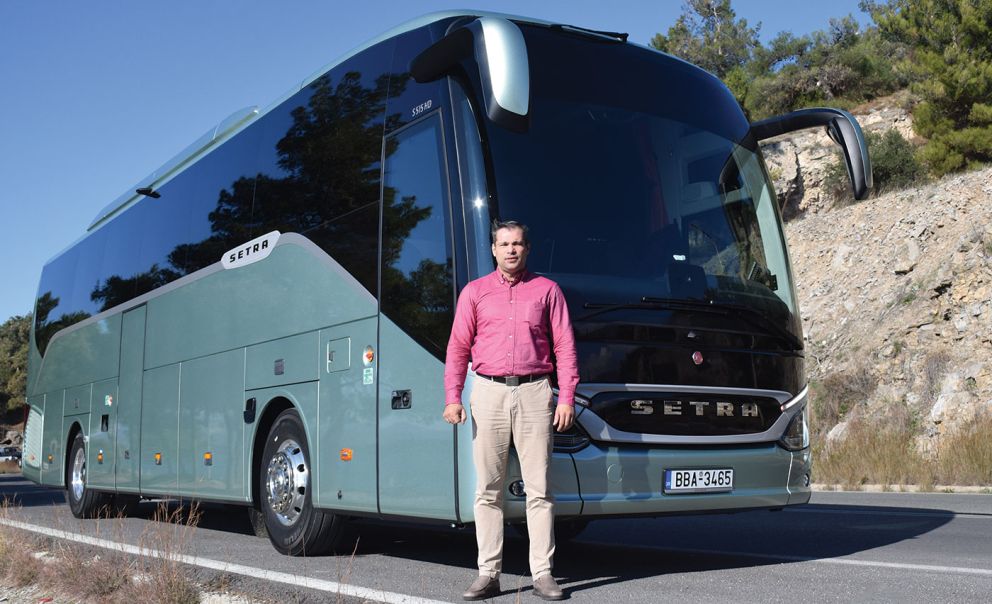 Ο Γιώργος Μαργαρίτης με φόντο το νέο του λεωφορείο. Να του ευχηθούμε να είναι πάντα καλοτάξιδο.
