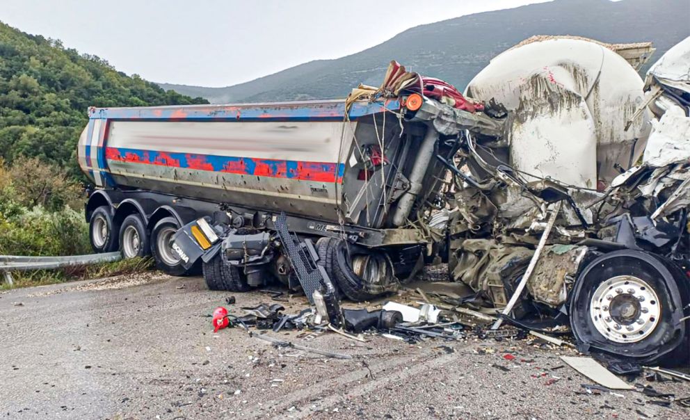 συγκρουση φορτηγων 