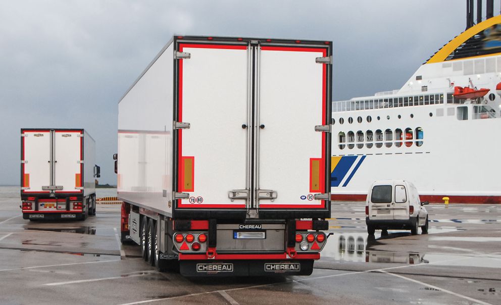 φορτηγο στο λιμανι