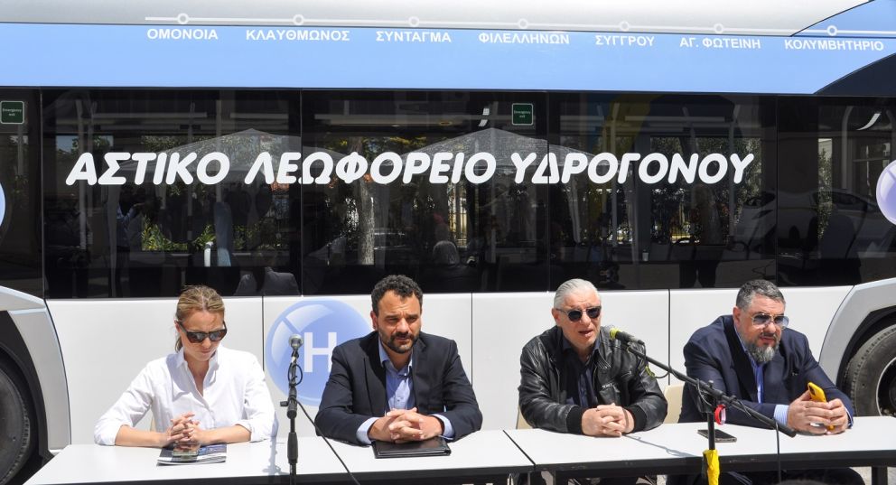 Η τεχνολογία της υδρογονοκίνησης, η οποία «εφαρμόζεται στην Solaris από το 2015», όπως δήλωσε ο Γενικός Διευθυντής της Εταιρείας Θεόδωρος Χατζηπαναγιώτου (δεύτερος από αριστερά), έχει μηδέν αποτύπωμα στο περιβάλλον