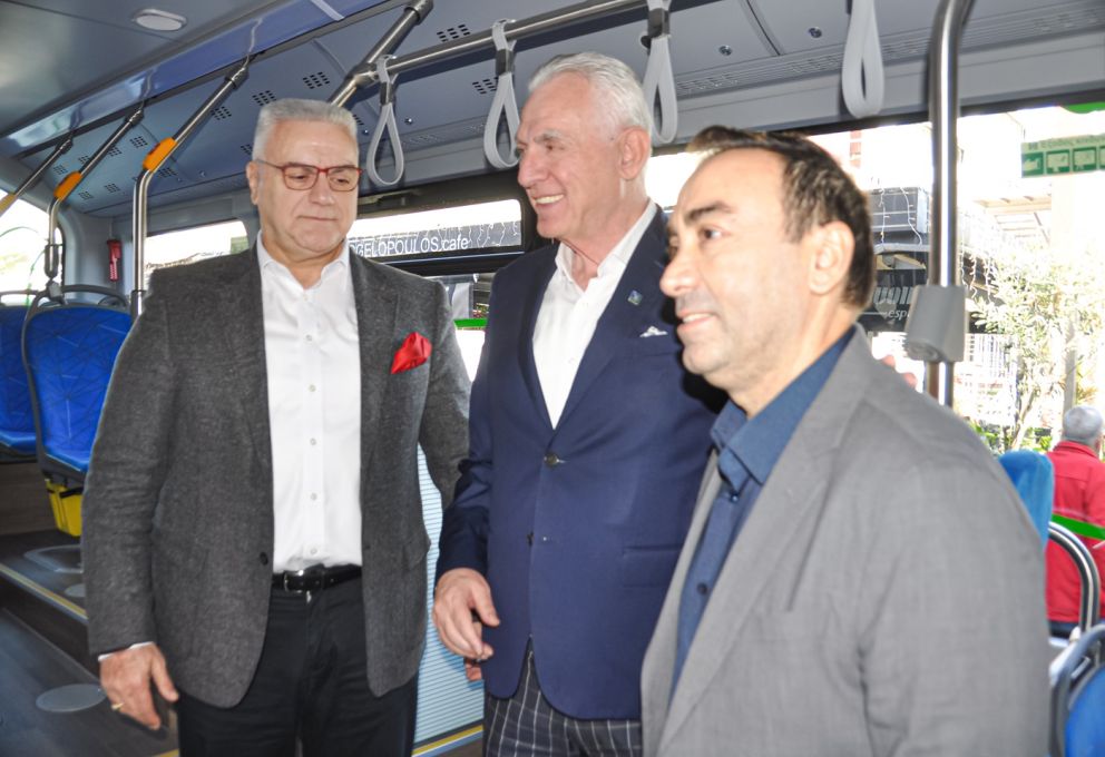 Στο εσωτερικό του λεωφορείου ο δήμαρχος Περιστερίου, κ. Παχατουρίδης (στο μέσον), αριστερά ο Πρόεδρος του Δ.Σ. της Πέτρος Πετρόπουλος, κ. Οικονομάκης και δεξιά ο Διευθυντής της Επιχειρησιακής Μονάδας Φορτηγών και Λεωφορείων, κ. Πλακάκης