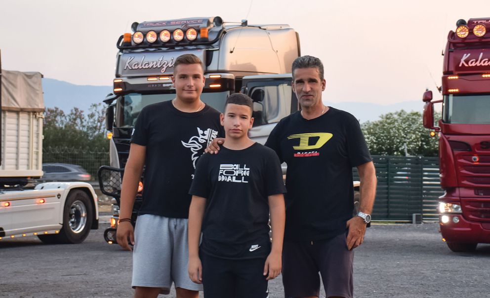 Ο Κώστας Καλαντζής με τη νέα γενιά, τους δύο γιους του. 