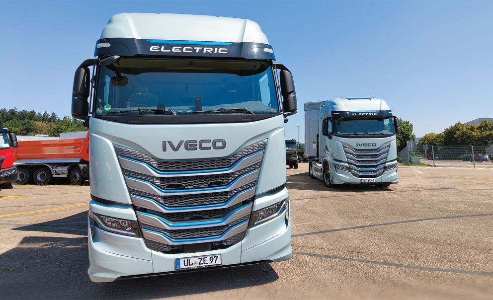 Ο τράκτορας Iveco S-eWay εξοπλίζεται με ηλεκτρικό άξονα ο οποίος διαθέτει δύο ενσωματωμένους ηλεκτρικούς κινητήρες. Η συνεχής ισχύς του ηλεκτρικού άξονα είναι 480 kW (645 ίπποι) και συνεργάζεται με κιβώτιο μονής ταχύτητας. Διαθέτει εννιά μπαταρίες 738 kWh (82 kWh η κάθε μια), οι οποίες ζυγίζουν περίπου τέσσερις τόνους.