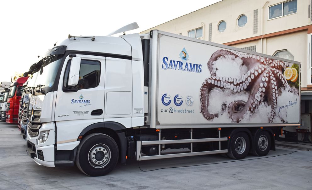 Τα φορτηγά της εταιρείας μεταφέρουν κατεψυγμένα θαλασσινά προϊόντα εντός και εκτός Ελλάδας.