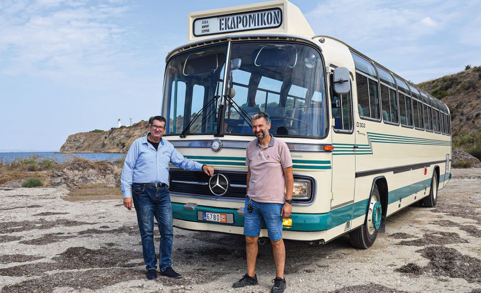 Οι δύο επιστήθιοι φίλοι, αριστερά ο Δημήτρης Σκαμπετζάκης παρέα  με τον Αποστόλη Κυριαζή ιδιοκτήτη της «Ομορφούλας», επίσης ενός Μ.Β 0302 που έχουμε παρουσιάσει σε παλαιότερο τεύχος