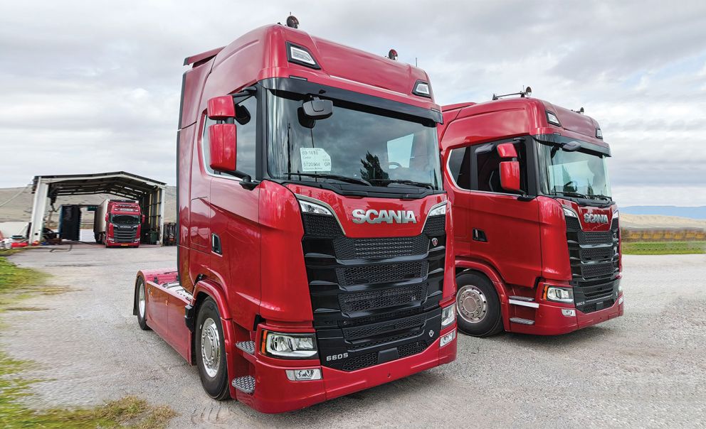 Τα δύο πρόσφατα αποκτήματα της εταιρείας, τα Scania 660 S.
