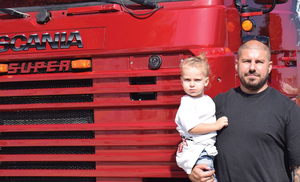 Ο ιδιοκτήτης του 143 Μανούσος Γεωργιτσάκης με το γιο του Γιάννη. Η δεύτερη και η μελλοντική τρίτη γενιά πάντα μαζί. 