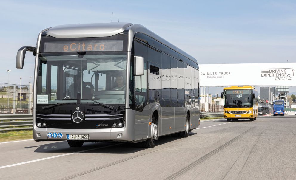 Στα αστικά και intercity μοντέλα το ΑΒΑ 6 θα αποτελούσε (δυνητικά) κίνδυνο για τους όρθιους επιβάτες, οπότε τοποθετείται το κατάλληλα προσαρμοσμένο Preventive Brake Assist 2. Τα δυναμικά χαρακτηριστικά του eCitaro είναι πραγματικά εντυπωσιακά –το έξτρα βάρος των μπαταριών καμουφλάρεται άψογα από άξονες και ανάρτηση.