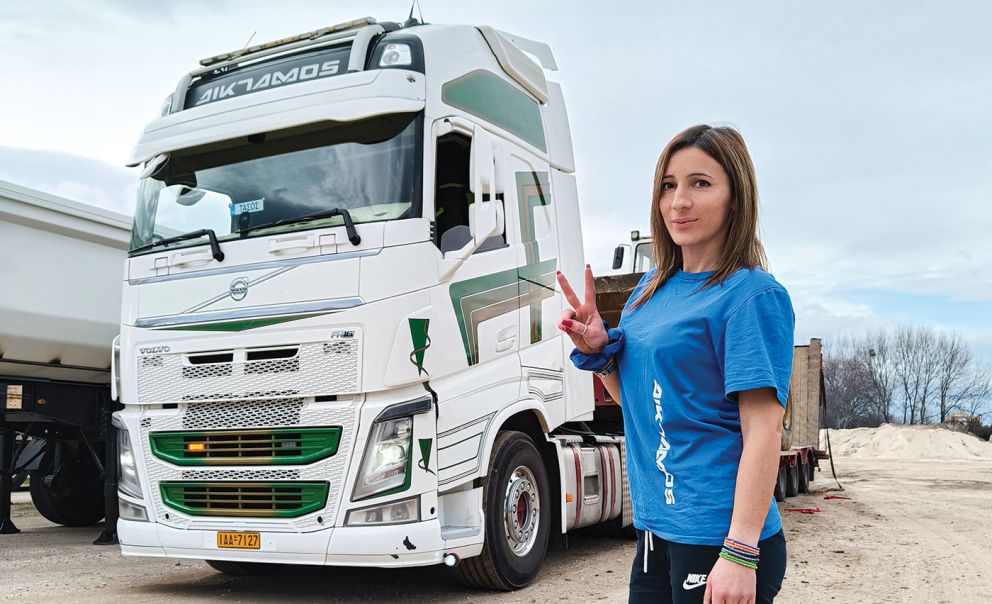 Η Κατερίνα Φαρμάκη από τα Τρίκαλα  είναι η πρώτη γυναίκα οδηγός σε  φορτηγά ειδικών μεταφορών στη  χώρα μας. 'Εχει πάθος και αγάπη  για το επαγγελματικό τιμόνι και της ευχόμαστε να είναι πάντα καλοτάξιδη.