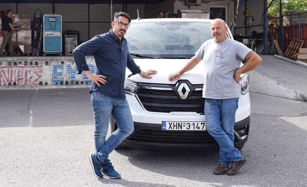 Αριστερά ο Χρήστος Τζώνης, από τη μεταφορική Τζώνης με έδρα την Ιστιαία, τον οποίο ευχαριστούμε για τη βοήθεια στο φόρτωμα του αυτοκινήτου. Δίπλα του ο αυτοκινητιστής Σάκης Πλακόδενδρος. 