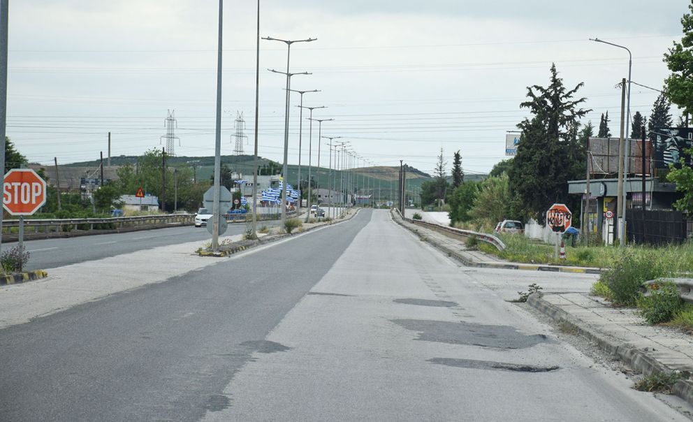 Το οδόστρωμα είναι γεμάτο λακούβες στην εθνική οδό Λάρισας – Καρδίτσας.