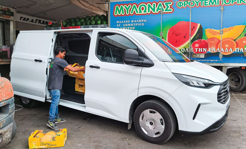  Φορτώνοντας εμπορεύματα στην κλούβα του Ford Transit Custom. 