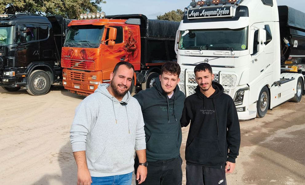 Ο οδηγός της εταιρείας Γιώργος Κυπαρισσός (αριστερά) παρέα με τα αδέρφια Αραμπατζόγλου, τον Μιχάλη και τον Παναγιώτη. Ο οδηγός της εταιρείας Γιώργος Κυπαρισσός (αριστερά) παρέα με τα αδέρφια Αραμπατζόγλου, τον Μιχάλη και τον Παναγιώτη.