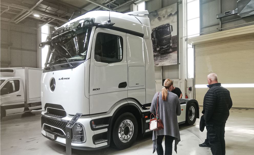 Το eActros 600, ένα όχημα που έρχεται να επαναπροσδιορίσει τη βαριά μεταφορά, με κορυφαία αυτονομία και φορτωτική ικανότητα. Χωρητικότητα μπαταρίας 621 kWh. Ισχύς 400 kW (600 HP). Σασμάν αυτόματο 4 σχέσεων. Αυτονομία ανά φόρτιση (συνδυασμένος κύκλος 500 χιλ.). Το eActros 600, ένα όχημα που έρχεται να επαναπροσδιορίσει τη βαριά μεταφορά, με κορυφαία αυτονομία και φορτωτική ικανότητα. Χωρητικότητα μπαταρίας 621 kWh. Ισχύς 400 kW (600 HP). Σασμάν αυτόματο 4 σχέσεων. Αυτονομία ανά φόρτιση (συνδυασμένος κύκλος 500 χιλ.).