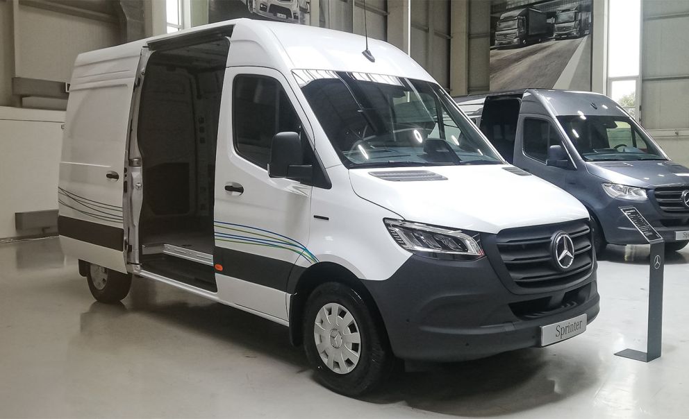 eSprinter Van Select 320. Χωρητικότητα μπαταρίας 81 kWh, ισχύς 150 kW (204 HP) αυτόματο κιβώτιο, μικτό 3.500 kg, ωφέλιμο 646 kg. Αυτονομία 278 χιλ. (συνδυασμένος κύκλος και 368 (συνδυασμένος αστικός κύκλος). eSprinter Van Select 320. Χωρητικότητα μπαταρίας 81 kWh, ισχύς 150 kW (204 HP) αυτόματο κιβώτιο, μικτό 3.500 kg, ωφέλιμο 646 kg. Αυτονομία 278 χιλ. (συνδυασμένος κύκλος και 368 (συνδυασμένος αστικός κύκλος).