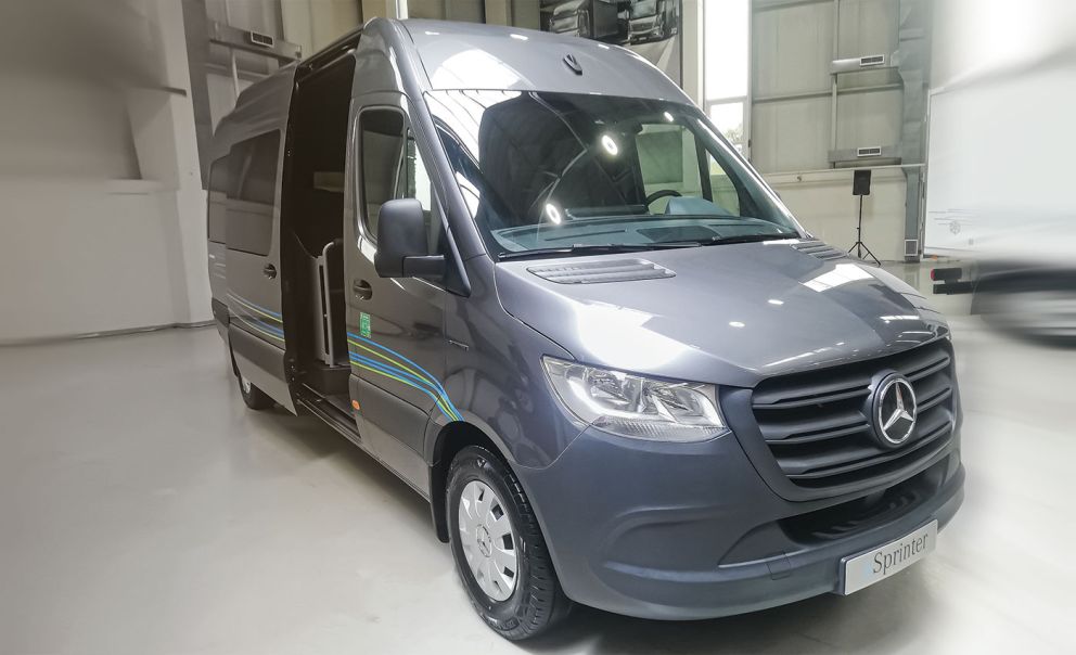 eSprinter Minibus 414 Long. Μια βιώσιμη πρόταση για τις μεταφορές επιβατών. Τύπος Arobus Conversion 10+1 θέσεις, χωρητικότητα μπαταρίας 113 kWh, ισχύς 100 kW (136 HP). Μικτό 4250, ωφέλιμο 842 kg. Αυτονομία 438 χιλ. (συνδυασμένος κύκλος και 530 χιλ./ αστικός κύκλος). eSprinter Minibus 414 Long. Μια βιώσιμη πρόταση για τις μεταφορές επιβατών. Τύπος Arobus Conversion 10+1 θέσεις, χωρητικότητα μπαταρίας 113 kWh, ισχύς 100 kW (136 HP). Μικτό 4250, ωφέλιμο 842 kg. Αυτονομία 438 χιλ. (συνδυασμένος κύκλος και 530 χιλ./ αστικός κύκλος).