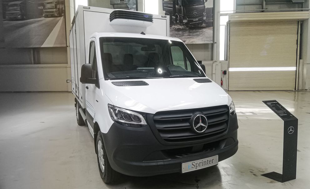 eSprinter Van με ευέλικτες δυνατότητες διαμόρφωσης. Χωρητικότητα μπαταρίας 81 kWh, ισχύς 100 kW (136 HP), σασμάν αυτόματο, μικτό 3.500 kg, ωφέλιμο 470 kg. Αυτονομία (συνδυασμένος κύκλος 278 χιλ. Σε αστικό κύκλο 368 χλμ. eSprinter Van με ευέλικτες δυνατότητες διαμόρφωσης. Χωρητικότητα μπαταρίας 81 kWh, ισχύς 100 kW (136 HP), σασμάν αυτόματο, μικτό 3.500 kg, ωφέλιμο 470 kg. Αυτονομία (συνδυασμένος κύκλος 278 χιλ. Σε αστικό κύκλο 368 χλμ.